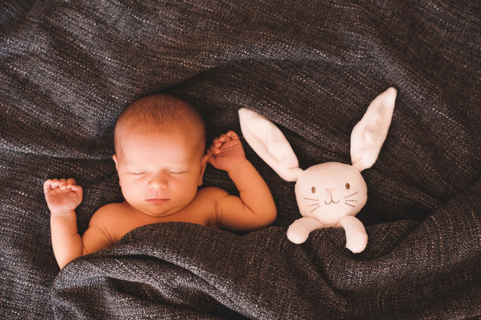 Babyschlaf Tipps: So findet dein kleiner Schatz entspannt in den Schlaf