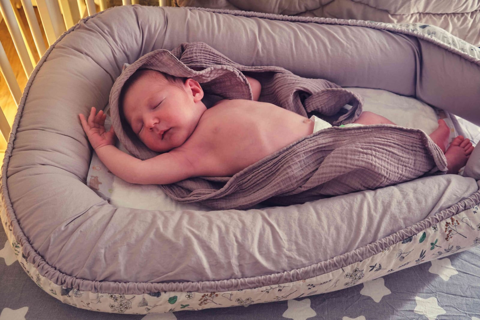 Babynest – kuschelige Geborgenheit oder unnötiges Risiko?