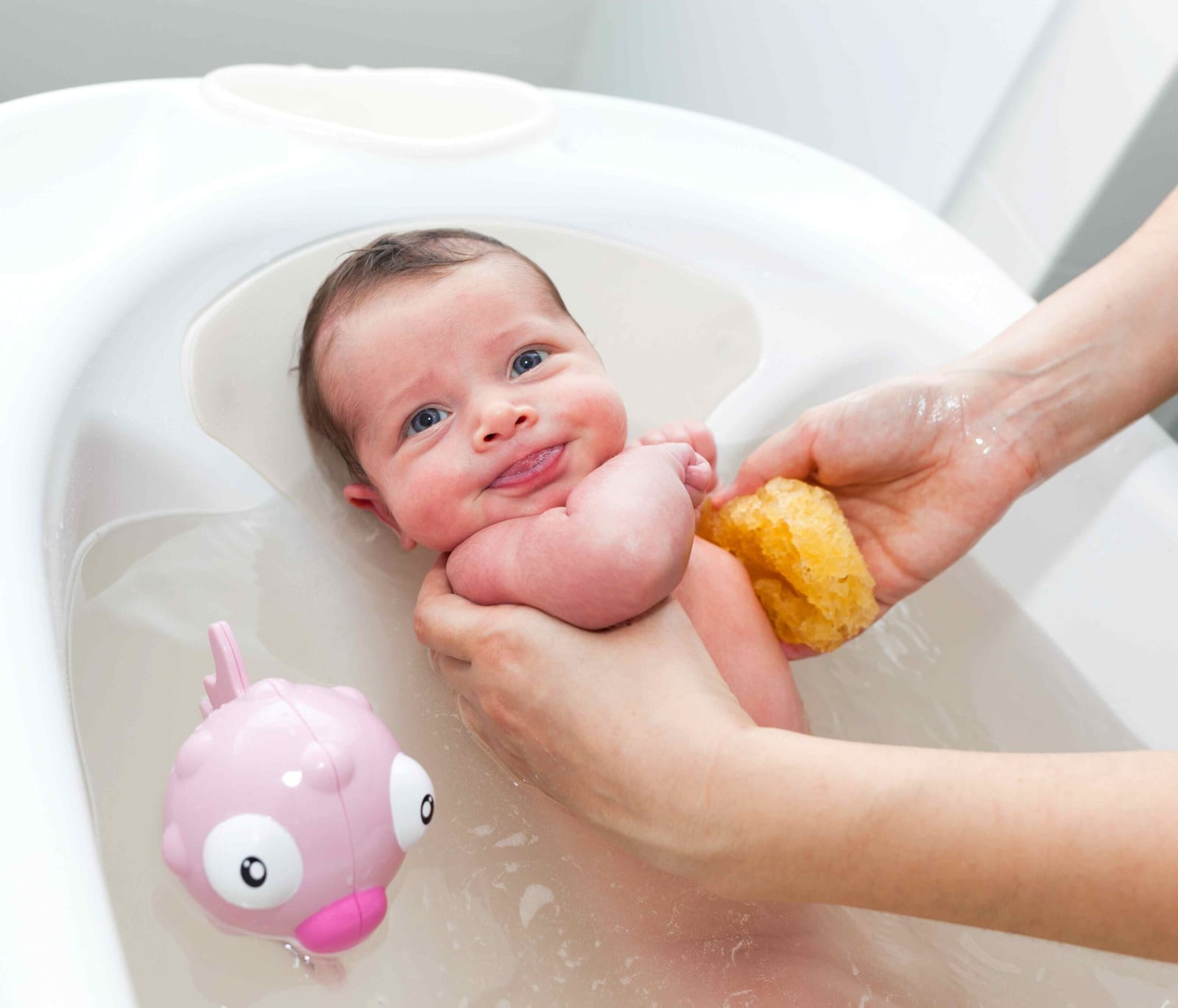 Neugeborenes richtig pflegen: Sanfte Baby-Pflege von Anfang an