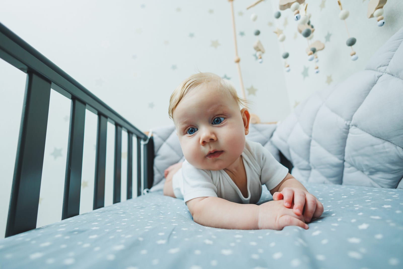 Bettumrandung fürs Babybett: schön anzusehen, aber die Empfehlungen sagen etwas anderes